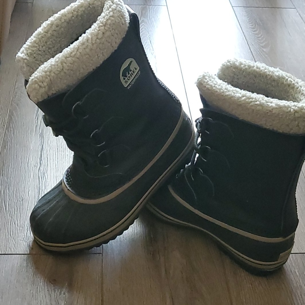 Boys Sorel waterproof snow boots size 5
